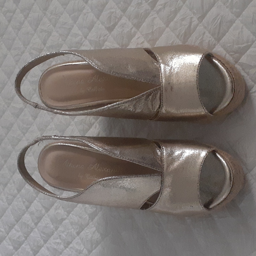 Athena Alexander size 9, gold wedge